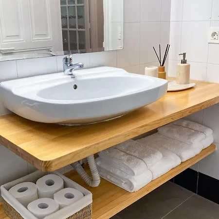 Comfortable Modern Escape 4 Bed 2 Bath Διαμέρισμα